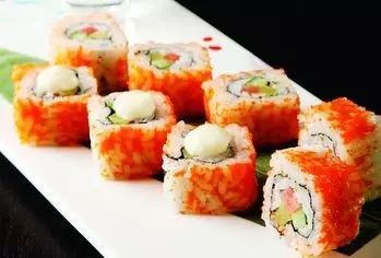 刷爆青島朋友圈的網紅緣一壽司顏值逆天 還要免費請你吃壽司船